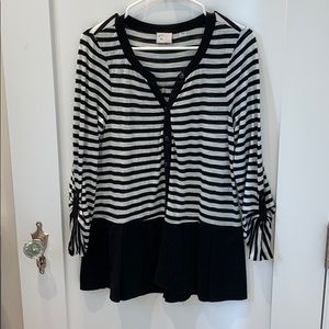 Striped long sleeve, pleaded at bottom